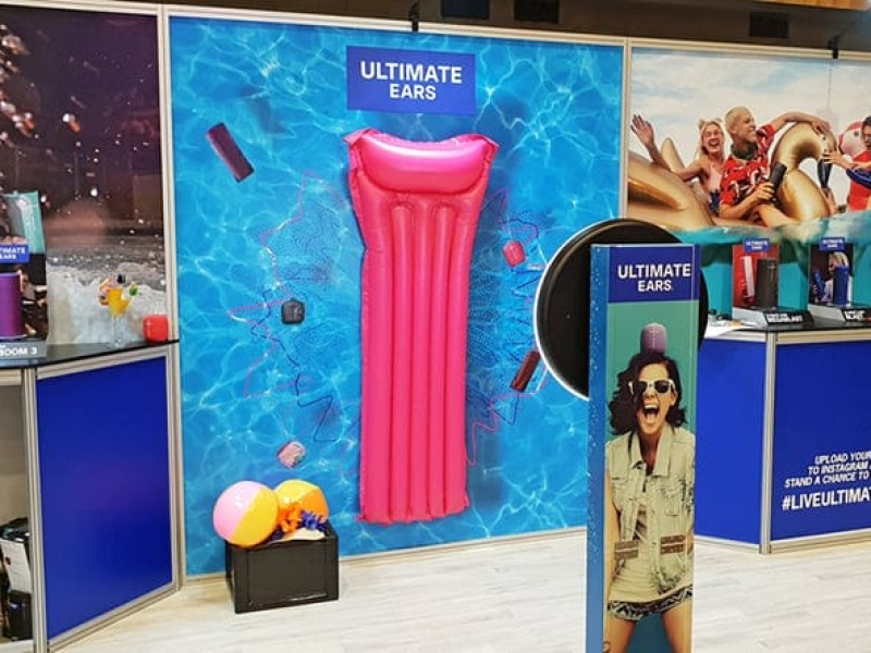 Exhibition Brandframe: All sorts of items can be attached to the Brandframe - Displays2Go