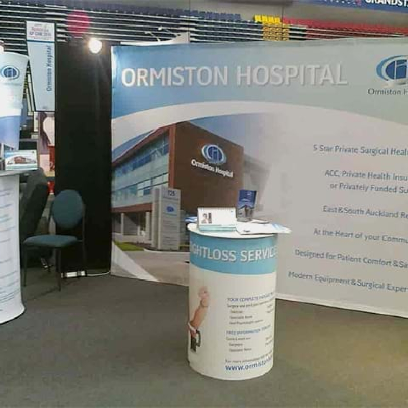 Round plinth and backdrop - Displays2Go