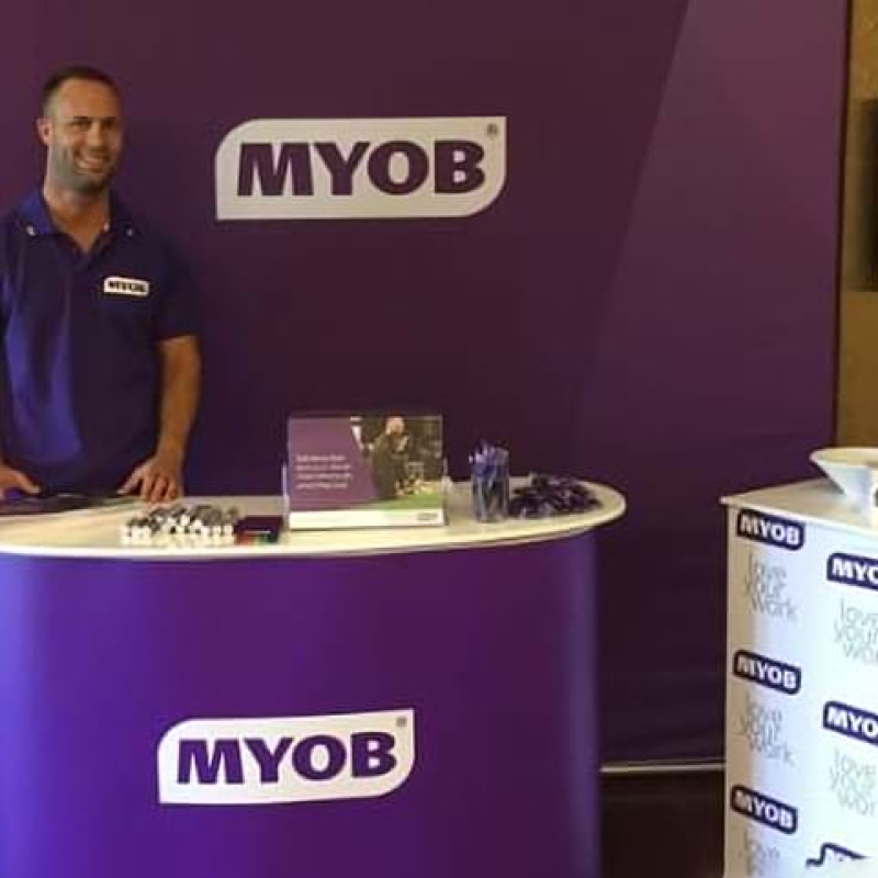 Curved expo counter and backdrop - Displays2Go