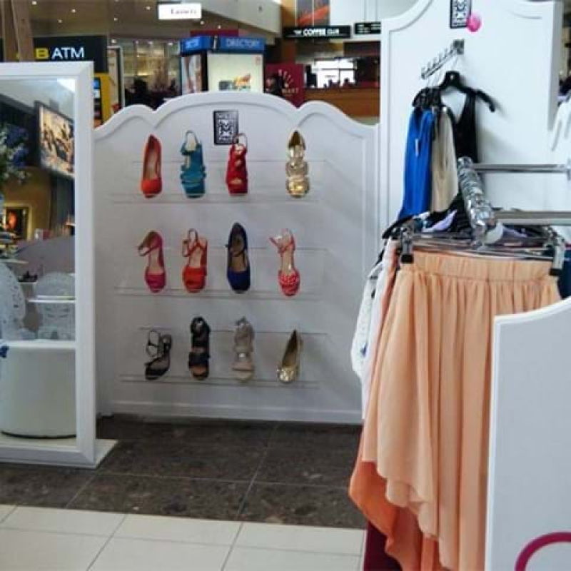 Portable change booth and merchandising booth - Displays2Go