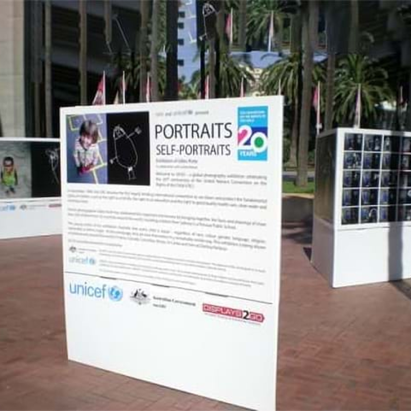 Vinyl printing on outdoor signs - Displays2Go