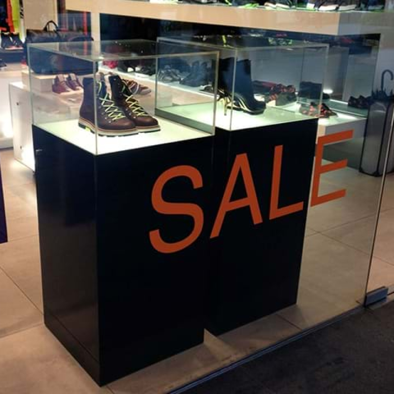 Window displays with clear case - Displays2Go