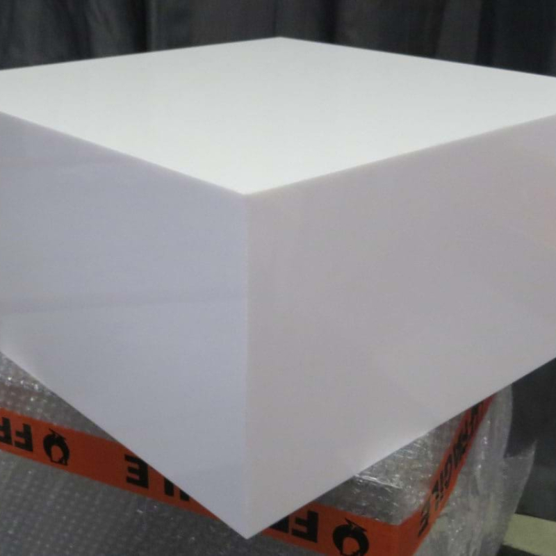 Display cubes in white acrylic - Displays2Go