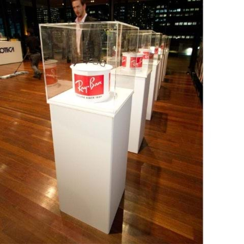 Clear case on a plinth - Displays2Go