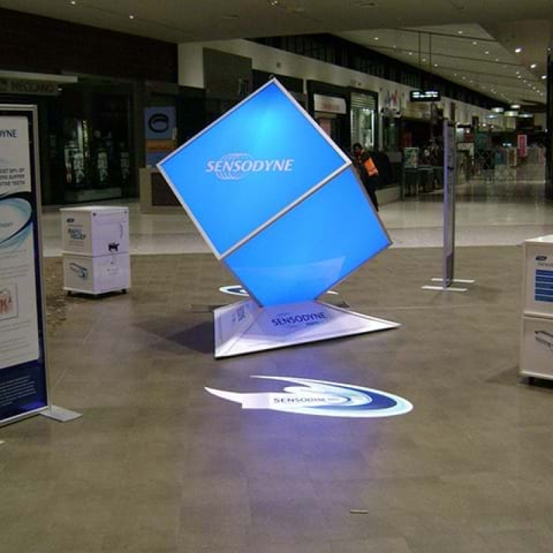 Giant illuminated cube - Displays2Go